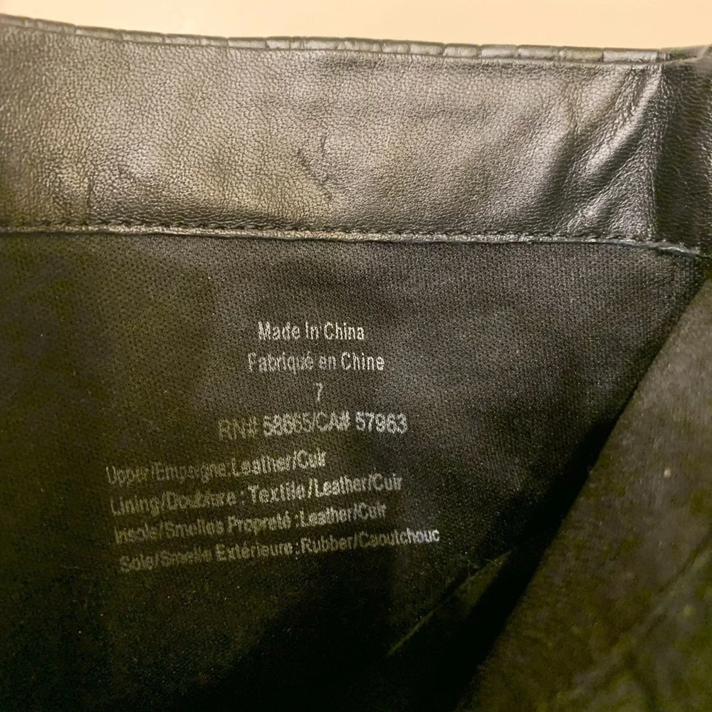 Nordstrom’s brand size 7 all leather upper.  Has embossed leather.  Very stylish